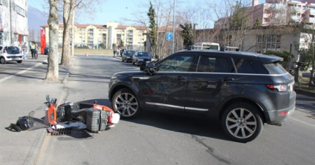 Scooter in sorpasso centra un'auto