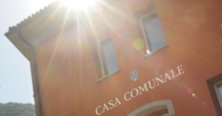 La polizia bussa alle porte, accertamenti in paese