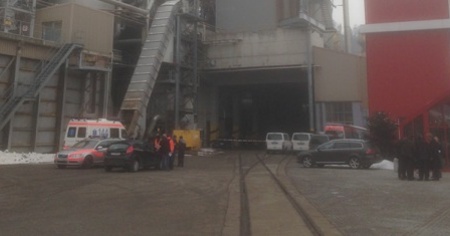 Sparatoria nella mensa della fabbrica, morti e feriti
