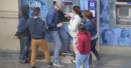 Sequenza shock: 5 minorenni rom derubano un turista