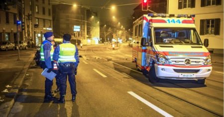 Scontro tra un'auto e un'ambulanza, un ferito
