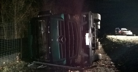 Camion lituano finisce sul fianco a Personico