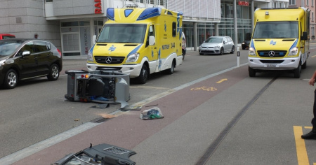 95enne non sente le sirene e viene investito da un'ambulanza