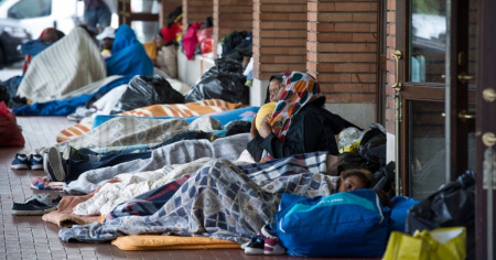 Salgono a 500 i migranti accampati alla stazione