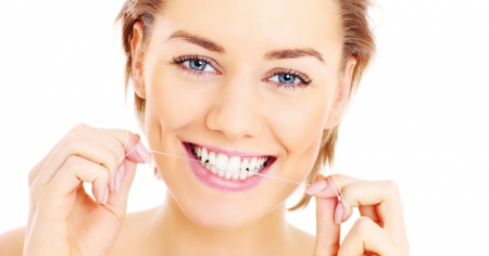 Filo interdentale si o no? Ecco i consigli del dentista Giuseppe Aronna