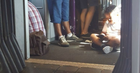 Bambini seduti per terra, ancora problemi sui treni per Milano