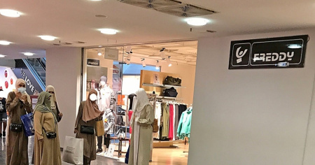 Col velo ai centri commerciali: «Il divieto andrebbe rispettato»