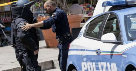 Dimentica la figlia in auto, salvata dalla polizia