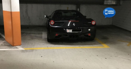 Ancora Ferrari, ancora posteggio per disabili. Senza permesso