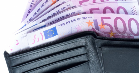 Più di 6000 euro dimenticate al bar dell'aeroporto