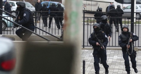 Cresce la tensione, blocchi stradali e barricate