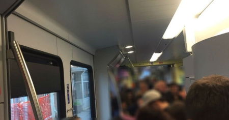 Stipati e bloccati nel treno per colpa di un allarme bomba