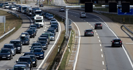 Un fiume di auto davanti al Gottardo