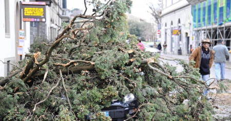 Tromba d'aria nel Milanese, scoperchiata una palazzina