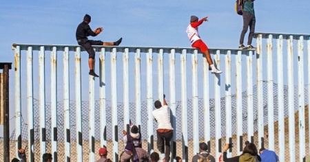 400 migranti centroamericani giunti a Tijuana. In 20 si arrampicano sul "muro"