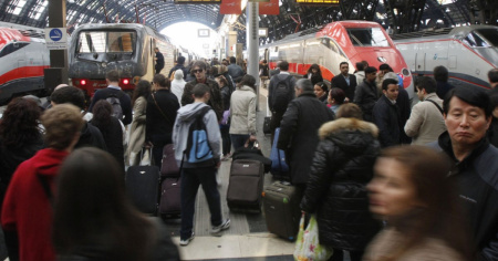 Accoltella a caso due persone in Centrale a Milano
