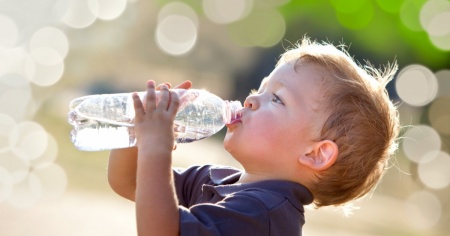 L’idratazione del neonato: quanta acqua deve bere?