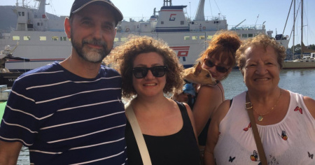 Traghetto si incaglia nel porto di Ischia: «La vacanza non inizia benissimo»