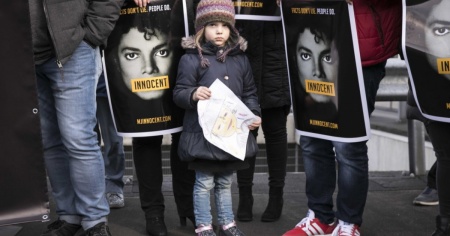 Dei fan hanno fatto causa alle presunte vittime di Michael Jackson