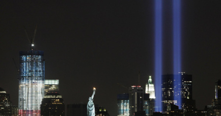 Anniversario dell'11 Settembre: il tributo luminoso causa una strage di uccelli