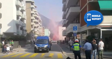 Fumogeni e insulti sotto lo stabile della Lega e contro la Polizia