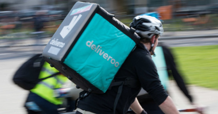 Rider di Deliveroo licenziato dopo uno sciopero: è scontro