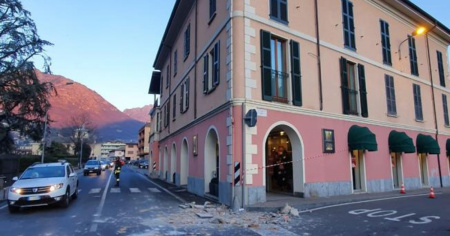 Il cornicione si stacca e colpisce una 17enne