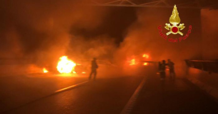 Un inferno di fuoco per assaltare un portavalori sull'Autostrada del Sole