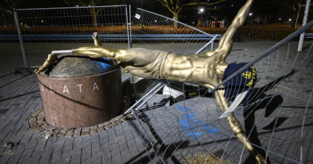 Malmö, incappucciata e abbattuta la statua di Ibra
