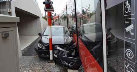Si accartoccia contro un treno della Appenzeller Bahn