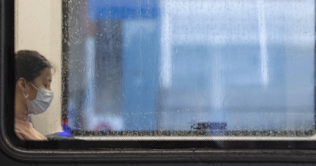 Per ora nessun obbligo delle mascherine su treni e bus