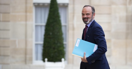 Il premier francese si dimette