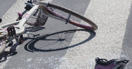Pedone investito da una bici: muore sul posto