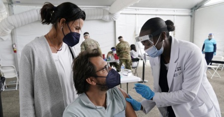 In panchina per il vaccino: dalle liste al "caso" Scanzi
