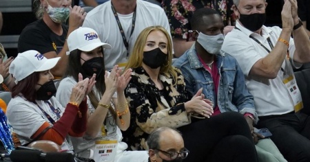 Adele alla partita, ma con stile