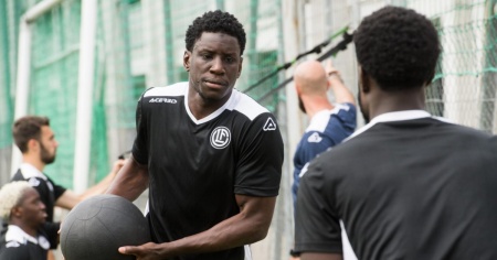 Il Lugano ha presentato Demba Ba: «Umile e motivato, aiuterà anche i più giovani»