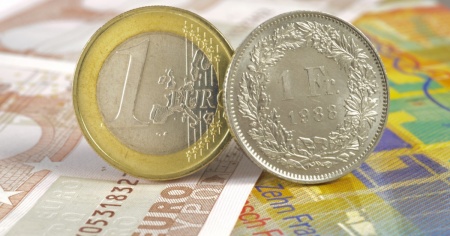 L'euro continua a indebolirsi: nuovo record per il franco svizzero