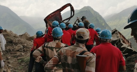 Almeno 10 persone sono morte dopo essere state travolte dalla frana nell'Himachal Pradesh