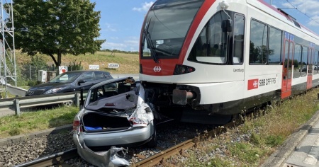 Auto travolta da un treno