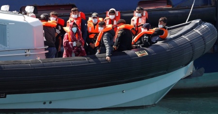 Migranti nelle acque della Manica: un morto