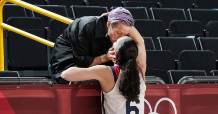 Il bacio olimpico tra Megan Rapinoe e Sue Bird suscita giubilo e mal di pancia