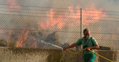 Fronte incendi in Spagna: continuano a bruciare i dintorni di Ávila, dopo una domenica drammatica