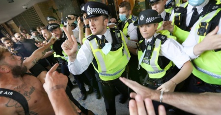 Ex studio della BBC preso d'assalto da un centinaio di manifestanti