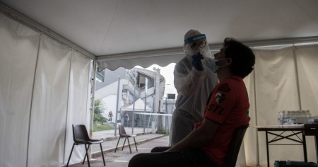 Il Partito comunista al Governo: «Test gratuiti e vaccini diversificati»