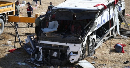 Bus si capovolge in autostrada in Turchia, almeno 15 morti