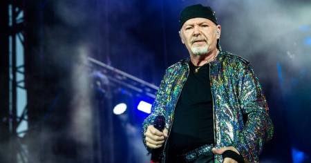 Paura per Vasco Rossi: incidente in bici e spalla k.o.