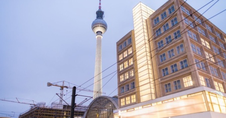 40enne si da fuoco in Alexanderplatz