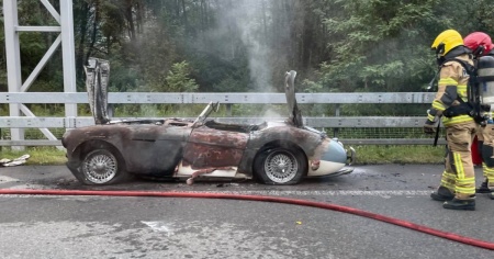Auto distrutta dalle fiamme sull'autostrada