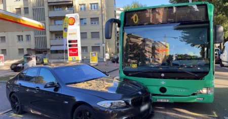 Un'auto si scontra con un bus