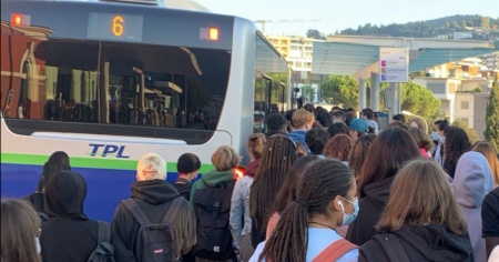 È ancora allarme per gli studenti ammassati sui bus